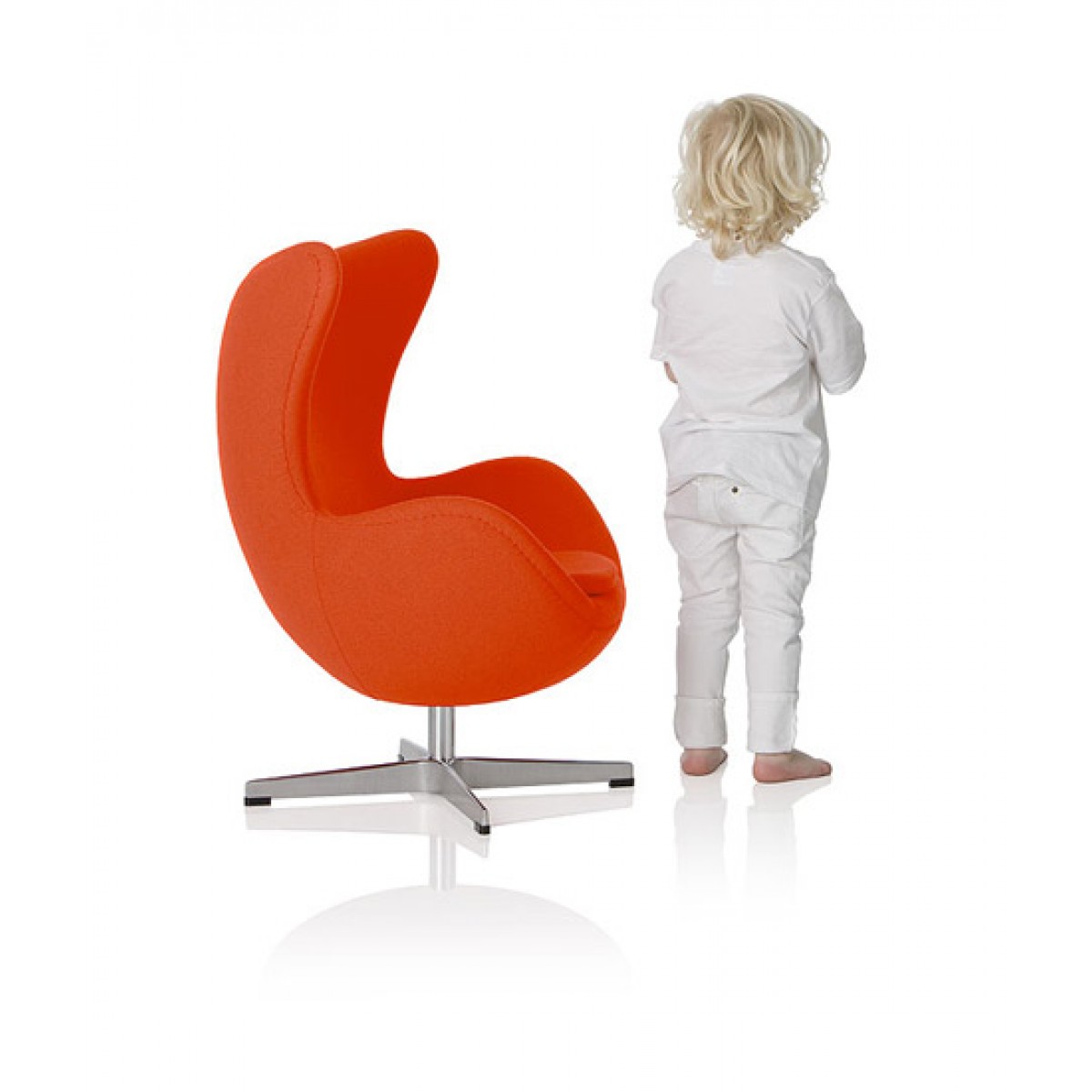 Детское кресло стул. Кресло яйцо напольное икеа. Ребенок в кресле. Стул в детскую комнату. Стул для детской комнаты.